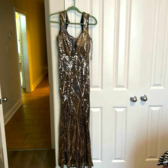 Beautiful evening gown . Size small. Only worn once ! Great Condition - Picture 1 of 5